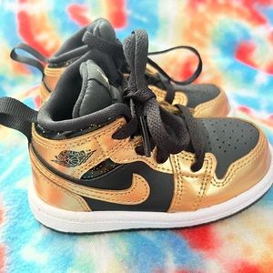 SOLD Jordan mid toddler shoe (size 6)